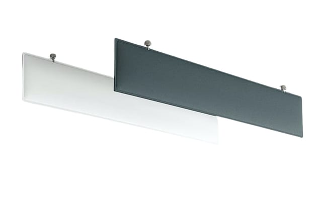 Twee panelen voor akoestische/visuele scheiding: een wit en een donkergrijs, opgehangen aan metalen bevestigingspunten.