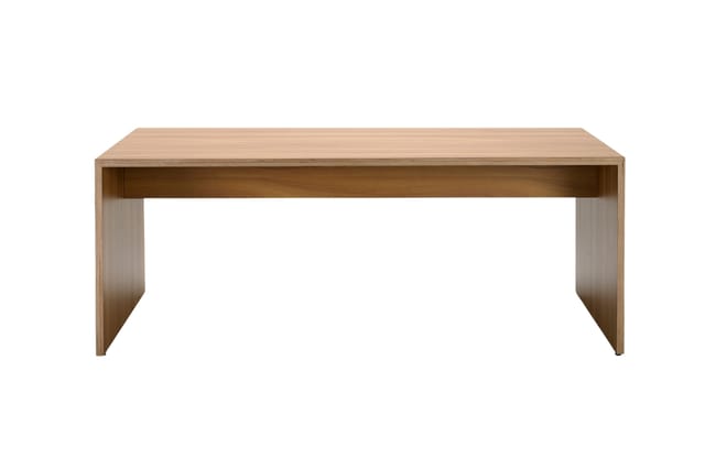 Houten bureau met rechthoekig blad en open onderstel van licht eikenhout, geen laden of kastjes.