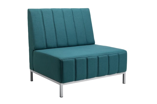 Petrol lounge fauteuil met gechannelde bekleding, zitgedeelte en rugleuning, op grijs metalen onderstel.