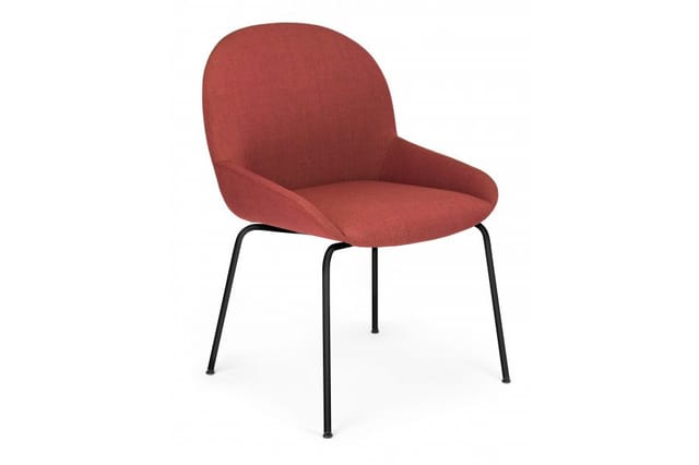 Rode gestoffeerde stoel met afgeronde rugleuning en zitting, zwart metalen pootframe, moderne vormgeving.