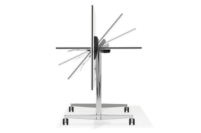 Moderne staande vergadergarderobe met zwart metalen frame, horizontale en verticale stangen, op wieltjes, tegen witte achterg