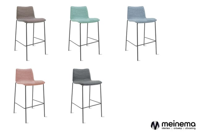 Vijf barkrukken in verschillende kleuren (taupe, mint, blauw, roze, donkergrijs) met geribbeld bekleding en metalen frame.
