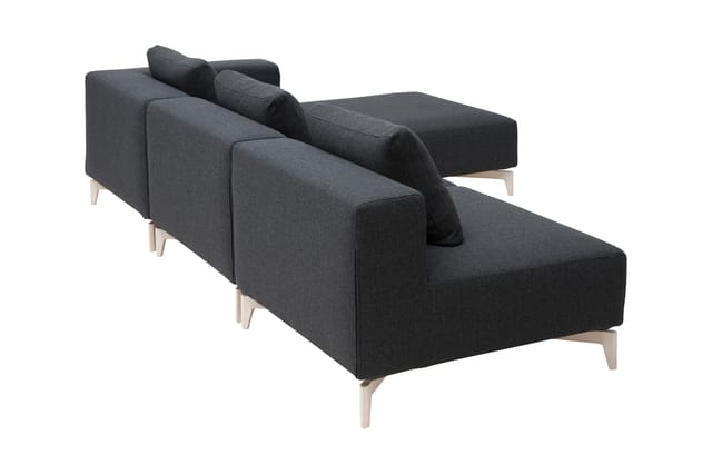 Donkergrijs hoekbank met chaise longue, natuurlijke houten poten, moderne vorm, zithoeken aan beide zijden.