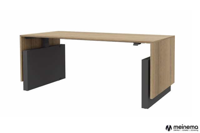 Scheidingswand met houten bovenkant en zwart paneel voor bureauopstelling, meinema-logo rechtsonder.