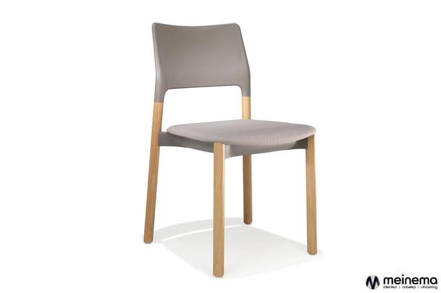 Moderne stoel met grijze kunststof rug en zitting, houten poten in natuurtint, op witte achtergrond.