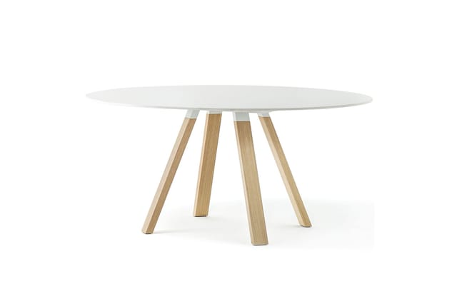 Ronde vergadertafel met wit blad en houten poten in natuurlijke houtkleur, vier poten in getapereerde vorm.