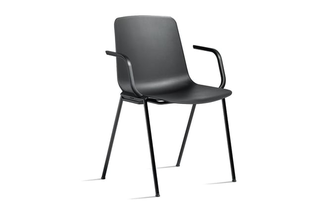 Zwarte kunststof stoel met armleuningen op vierpoten metalen frame, modern design.