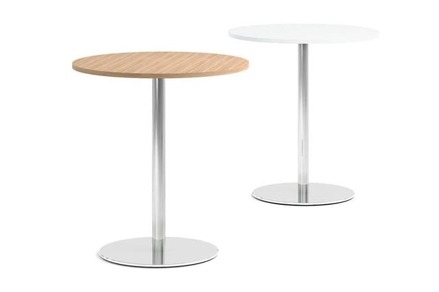 Twee ronde staande tafels met metalen voet; linker tafel met houten blad, rechter tafel met wit blad.