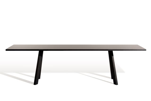 Zwarte vergadertafel met grijsblad en twee trapeziumvormige poten, vrijgesteld tegen witte achtergrond.
