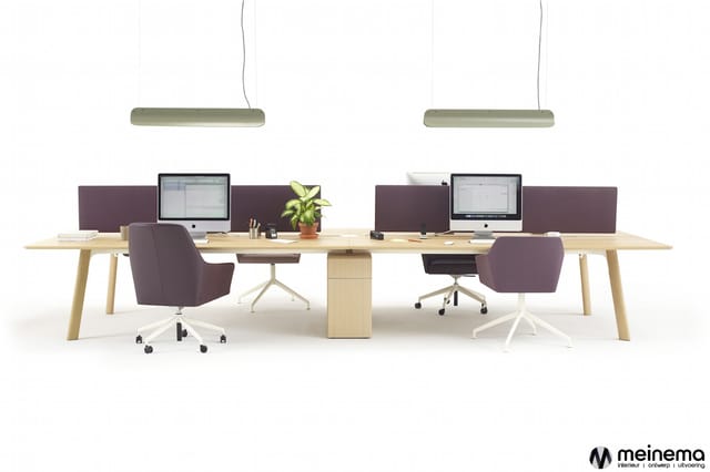 Twee-zitsige werkplek met houten bureau, paarse bureaustoelen, computerschermen, akoestische panelen en hangende groene verli