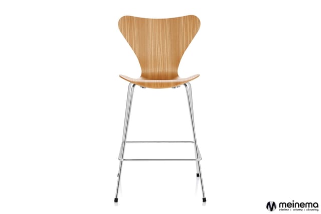 Houten barstoel met gebogen rugleuning, zitoppervlak en chromen pootframe met voetsteun tegen witte achtergrond.