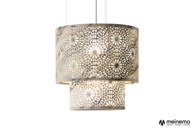 Hangende plafondlamp met twee cilindervormige kapjes in openwerk design met geometrische patronen, champagnekleurig metaal.