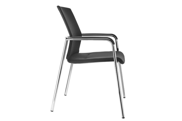 Moderne stoel met zwarte bekleding, zilveren aluminium frame en armleuningen, staande tegen witte achtergrond.