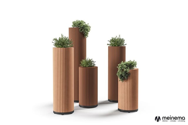 Groep houten plantenbakken met verticale latten in natuurtinten, gevuld met groen. Verschillende hoogtes, cilindervormig, met