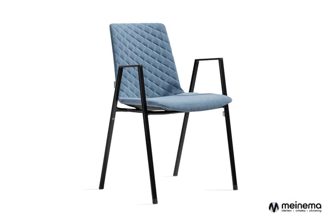 Moderne stoel met blauwe gewatteerde rugleuning en zitting, zwart stalen frame en armeuningen, tegen witte achtergrond.