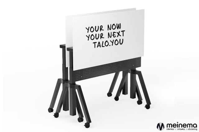 Mobiel whiteboard op zwart onderstel met wielen. Witte schrijfplaat met handgeschreven tekst "YOUR NOW YOUR NEXT TALO.YOU".