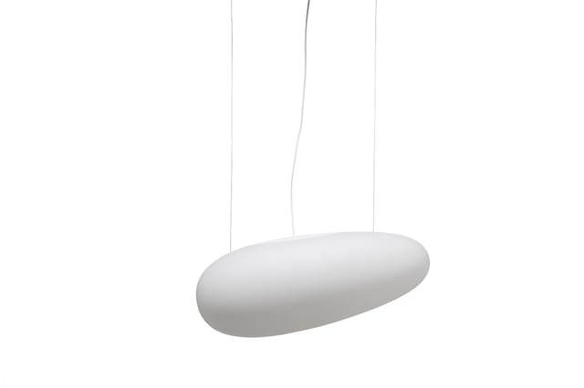 Witte hangende akoestische lamp met ovale vorm, opgehangen aan drie draadjes tegen witte achtergrond.