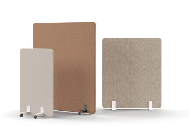Drie akoestische schermen in beige en taupe tinten, met wielen en standaards, in verschillende formaten naast elkaar geplaats