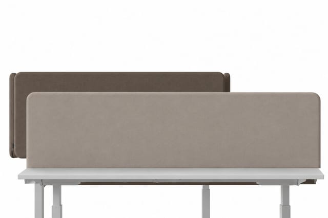 Beige en bruine Fono bureauschermen met afgeronde hoeken, geplaatst aan witte bureaus.