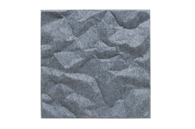 Grijze akoestische panelen met 3D-textuur en golving patroon, detail van oppervlak.