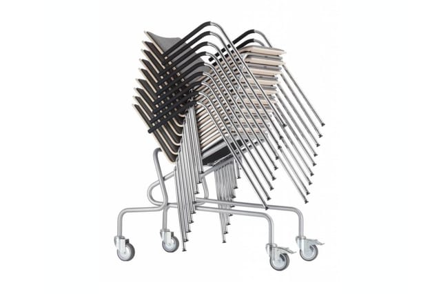 Stapelbare bezoekersstoelen met zwart zit- en rugleuning, aluminium frame en wielen, gestapeld op transportwagen.