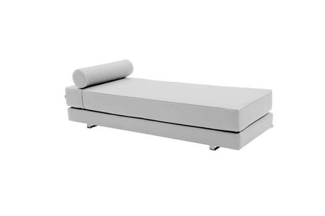 Grijze loungebank met cylindrische hoofdsteun, minimalistisch design op lage poten, geschikt voor kantoor of wachtruimte.