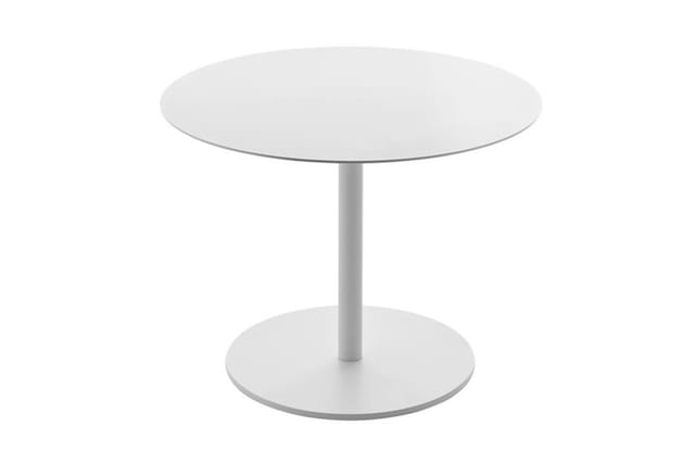 Rond pedaaltafel met wit blad en grijze metalen voet op witte achtergrond.