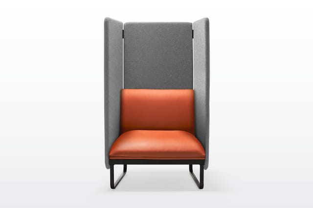 Loungestoel met grijs stoffen scherm aan binnenkant en zijkanten, oranje zitting en rugleuning, zwart metalen onderstel.
