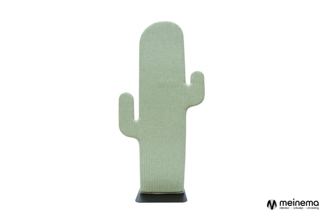 Groene cactus-vormige decoratie met geweven textuur en donkere voet op witte achtergrond.