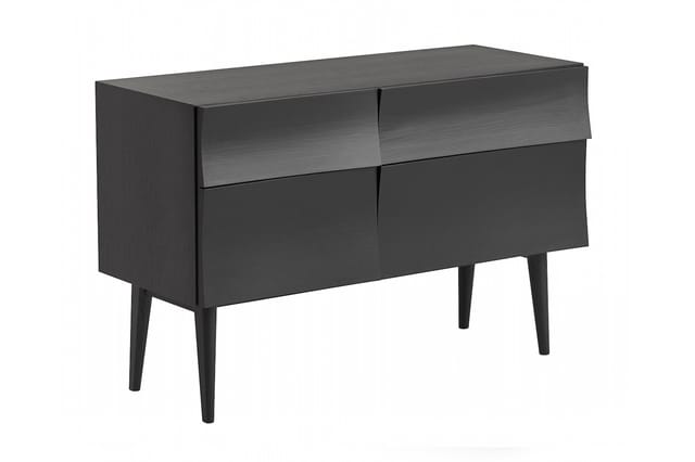 Zwarte houten commode met twee bovenlade en twee onderdeuren, aangesloten op vier houten poten.