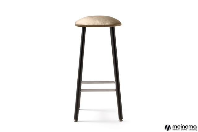 Barkruk met champagnekleurig gevoerd zitgedeelte en zwart metalen frame met voetensteun.