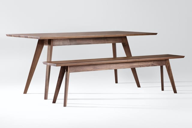 Houten vergadertafel met bijpassende bank in walnootkleur, modern design met schuine poten.