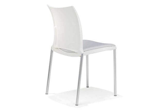 Moderne stoel met wit kunststof gebogen ruggesteun, grijze gestoffeerde zitting en aluminium poten.