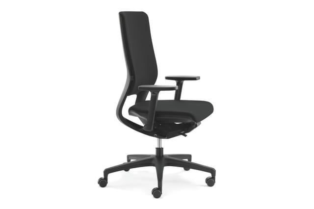 Zwarte ergonomische bureaust met hoge rugleuning, verstelbare armleuningen, gasveer en vijfpunts wielbasis op wit oppervlak.