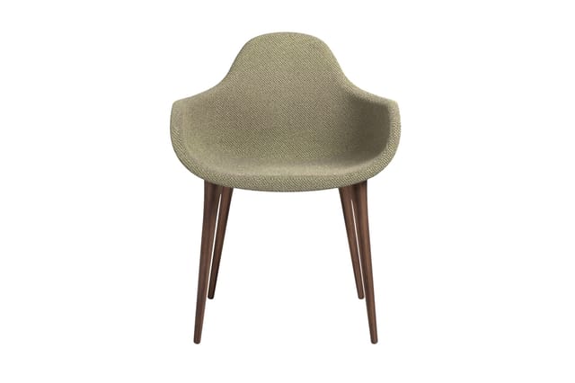 Grijsgroene fauteuil met gewelfde rugleuning en zitting, donkerbruine houten poten, modern design.