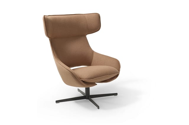 Bruine loungefauteuil met hoge rugkuip en zwart vierpotig onderstel, zijkant weergegeven.