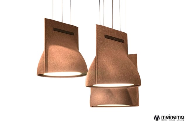 Drie hangende bruine akoestische pendels met ronde lichtopening, minimalistisch design tegen witte achtergrond.