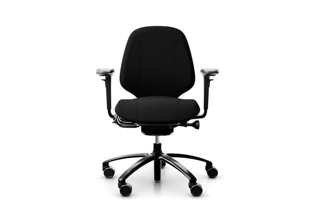 Zwarte ergonomische bureaustoel met wielen, verstelbare armleuningen en gasveer op vijfpotige zwarte basis, vooraanzicht.