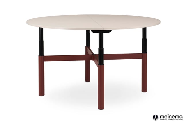 Ronde uitschuifbare vergadertafel met crèmekleurig blad, donkerrode poten en zwarte details, tegen witte achtergrond.
