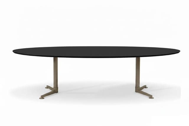 Ovale zwarte vergadertafel met twee beige metalen voetsteunpilaren, frontal beeld tegen witte achtergrond.