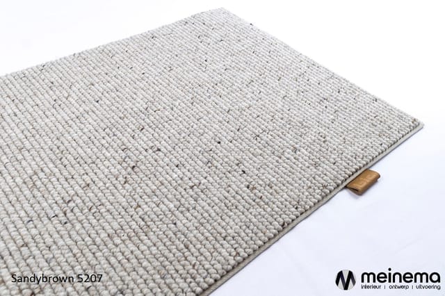 Sandybrown 5207 tapijttegel in lichtbeige woven structuur met houten randelement op witte achtergrond.