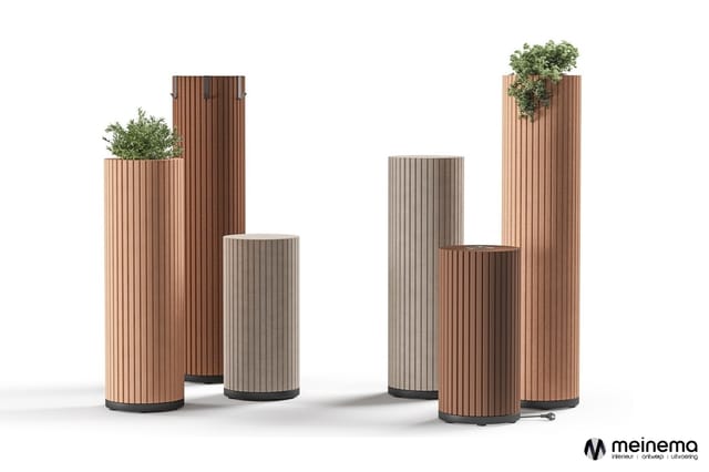 Collectie houten planters en zuilen in verschillende hoogtes, bruin en grijs gestreept, met planten erop. Meinema-logo rechto