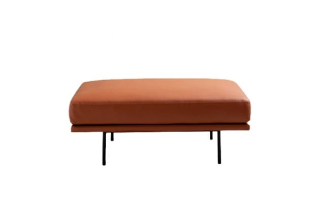 Bruine loungebank met brede zitting en metalen poten, op wit geïsoleerde achtergrond.