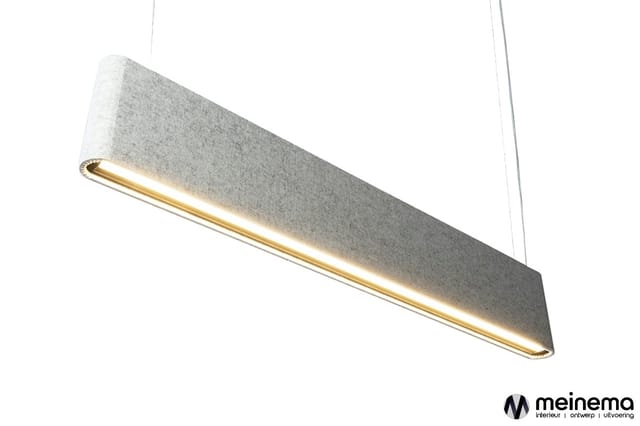 Hangende lineaire pendel in grijs vilt met gouden binnenwerk, moderne designlamp tegen witte achtergrond.