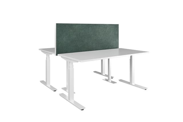 Wit bureau met groen akoestisch scherm aan achterzijde, rechthoekig tafelblad en T-vormige onderstel.