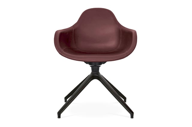 Draaibare stoel met bordeauxrood leren zitting, zwart metalen vierpoot voetsteun, moderne uitstraling.