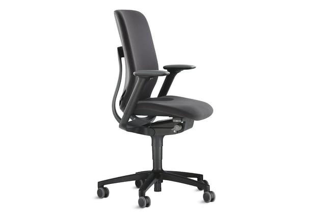 Ergonomische bureaustoel met grijze bekleding, zwart frame, verstelbare armleuningen en wieltjes op witte achtergrond.