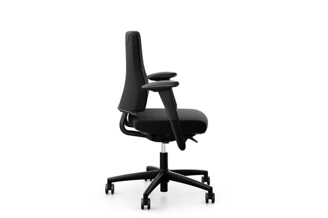 Zwarte ergonomische bureaustoel met hoge rugleuning, armsteunen en gasveer op wielenonderstel tegen witte achtergrond.