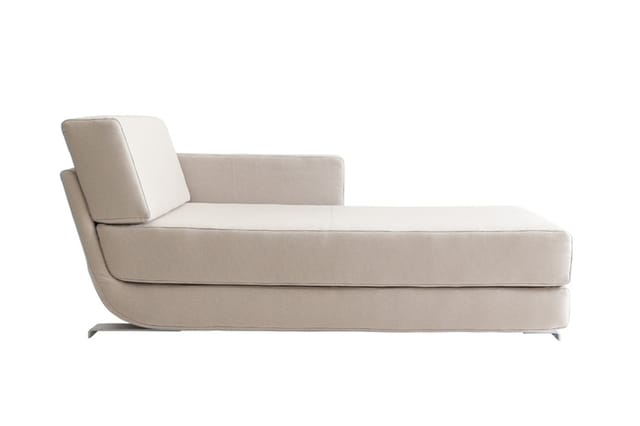 Beige chaise longue met rechts opgezet rugleuning, armsteun links en metalen poten, vrijstaand tegen witte achtergrond.