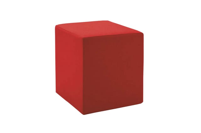 Rode poef of zitblok met afgeronde hoeken en gestoffeerde bekleding, vooraanzicht tegen witte achtergrond.